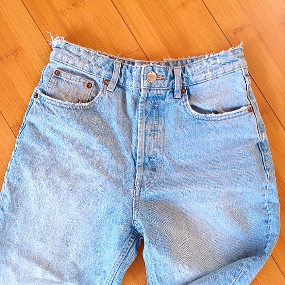 Light Wash Button Fly Straight Leg Zara Jeans Size 6 - Picture 9 of 10